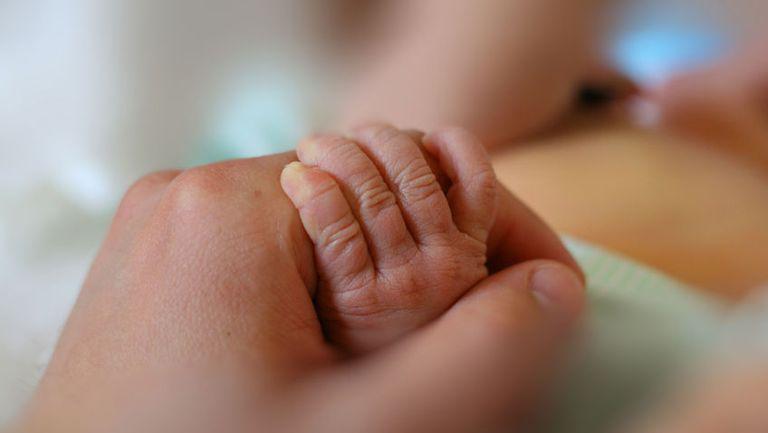 Un bebeluș de origine română s-a vindecat de COVID-19 după 70 de zile la ATI, în Spania