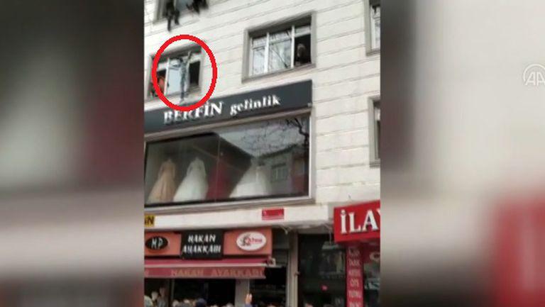 VIDEO O femeie și-a aruncat copiii de la etajul 3 pentru a-i salva de la incendiu