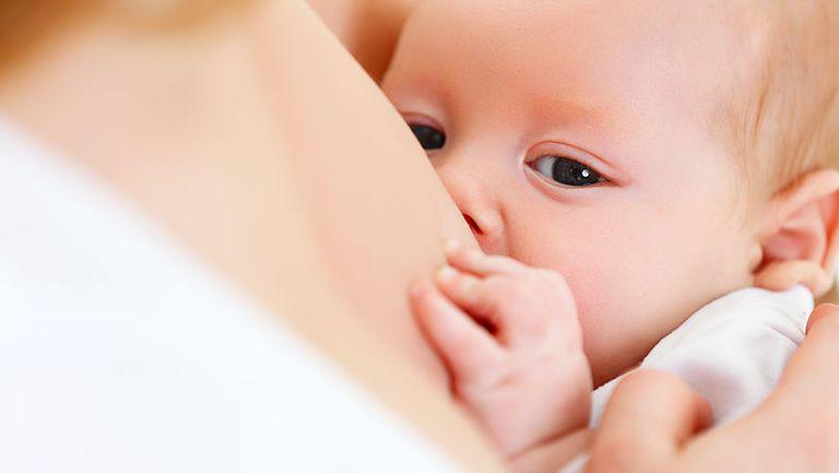 Studiu: Mamele pot transmite bebelușilor anticorpi COVID-19 prin alăptare