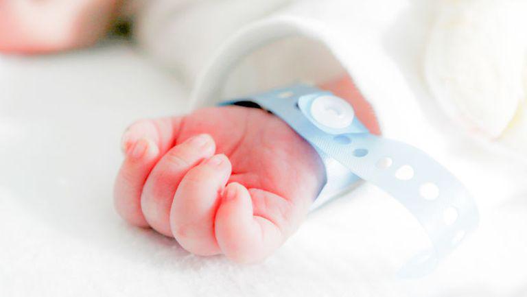 Un bebeluș s-a născut cu trei organe genitale