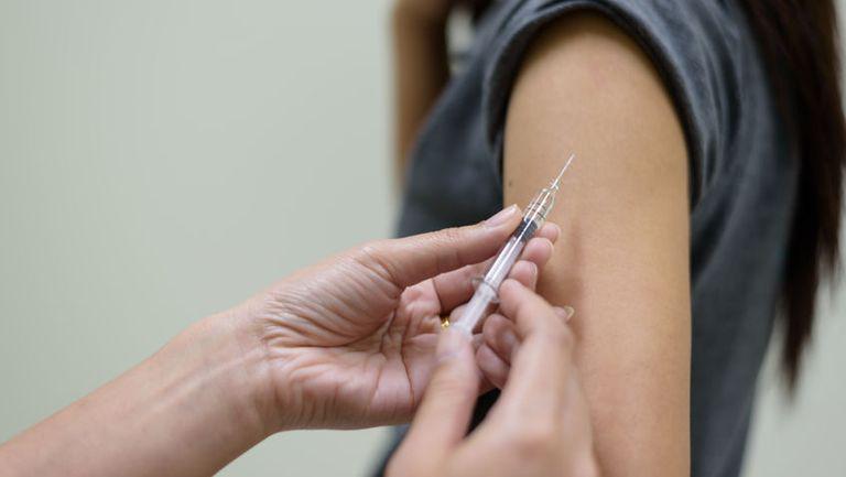 Medic, trimis în judecată după ce a vaccinat anti-COVID-19 un copil de 9 ani