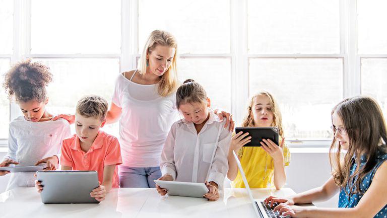 Părinții pot testa gratis nivelul de literație digitală al copiilor