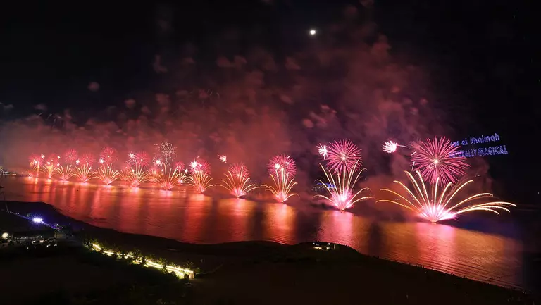 Ras Al Khaimah a doborât două recorduri mondiale GUINNESS™ cu un spectacol din focuri de artificii