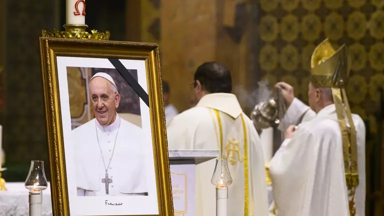 Ultimele cuvinte ale Papei Francisc au fost pline de blândețe.  Ce i-a spus Papa Francisc asistentului său medical