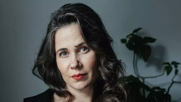 Actrița Iulia Lumânare: „Am învățat să nu las frica să mă controleze, ci să trăiesc cu ea”. Din Sălăjanul anilor ’90, direct pe covorul roșu INTERVIU