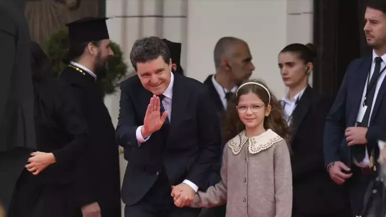 Fiica lui Nicușor Dan nu va avea telefon mobil până la 14 ani. Explicația Mirabelei Grădinaru: „Trebuie să rămânem părinți”