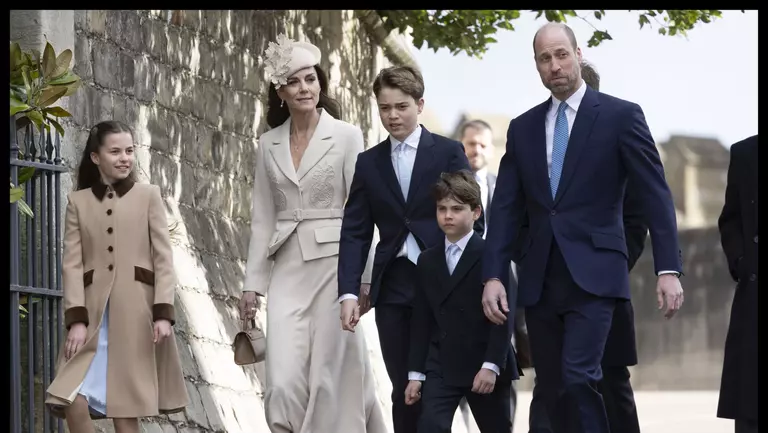 Cum au apărut Kate Middleton și Prințul William la slujba de Paște. Cei trei copii i-au însoțit