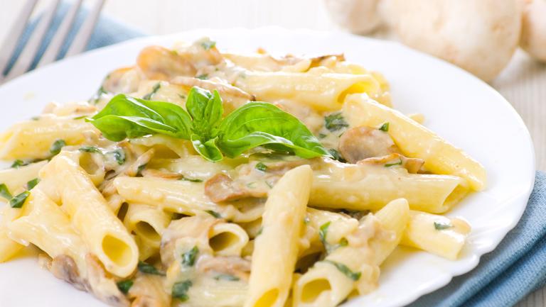 Rețetă delicioasă de paste cu pui și ciuperci în sos alb. Sunt perfecte pentru masa de prânz