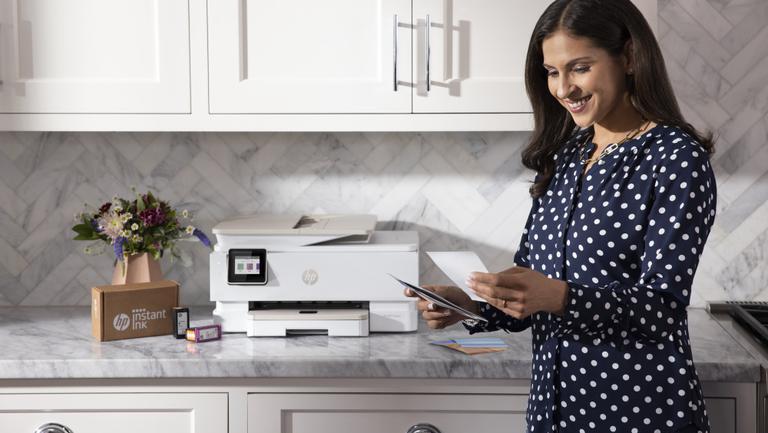 Imprimanta nu rămâne niciodată fără cerneală, iar cartușul îl găsești la ușă