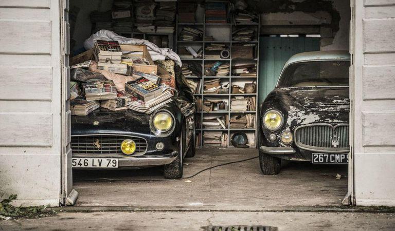 O colectie impresionanta de aproximativ 100 de masini clasice a fost gasita in Franta