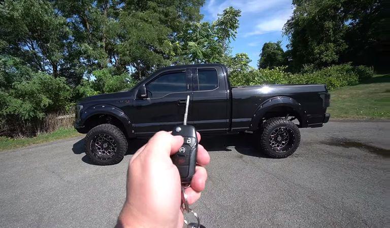Ce se întâmplă dacă scoți cheia în mers la un pickup Ford vechi (VIDEO)