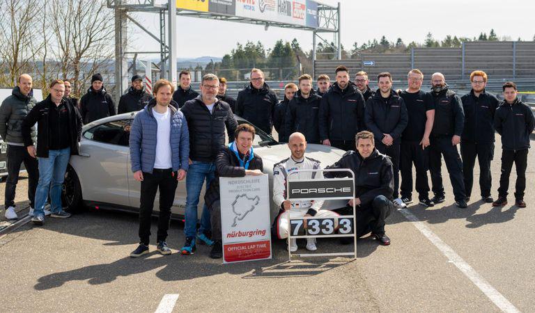 Dotat cu așa-numitul Perfomance Kit furnizat de Tequipment, Porsche Taycan a stabilit un nou record pe circuitul Nürburgring.