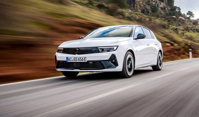 Noutate totală dincolo de un indicativ cu tradiție: Opel Astra GSe a electrificat spiritul sportiv al mărcii din Rüsselsheim.