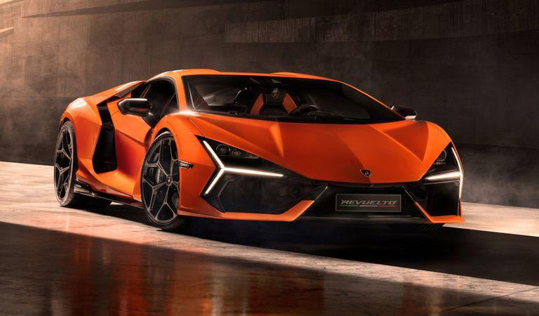 Putere devastatoare, hibridizare avansată și cutie cu dublu ambeiaj: Lamborghini Revuelto redefinește sportivitatea înmatriculabilă.