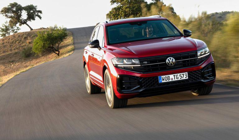 Nu greșim spunând că VW Touareg 2024 apare acum într-o lumina nouă.