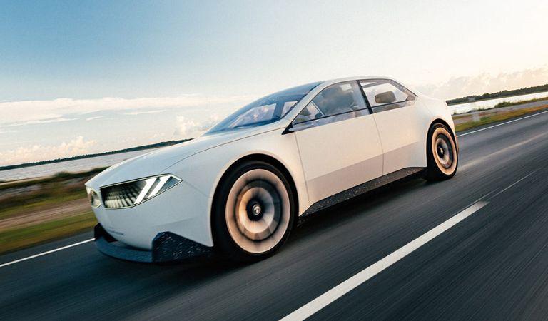 Formă bavareză pentru era electromobilității: BMW Vision Neue Klasse conturează un viitor limpede și prietenos.