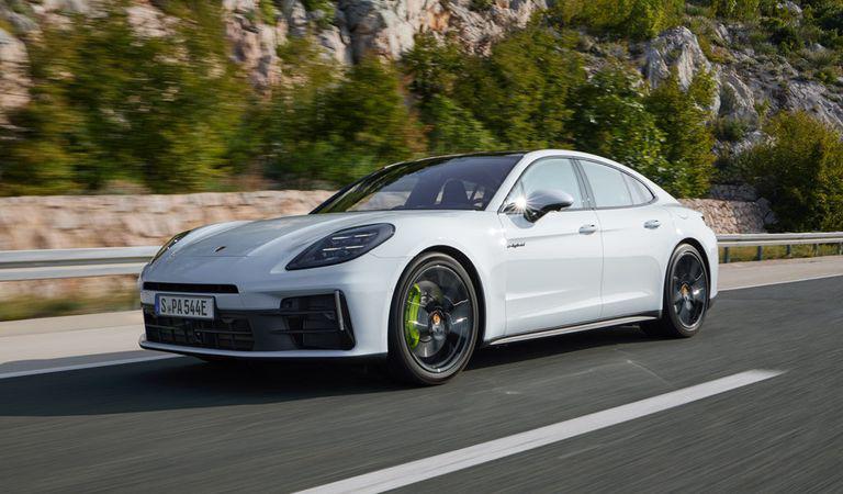 Două noi versiuni hibride ale seriei de sedanuri sport Porsche Panamera promovează convingător avantajele electrificării.