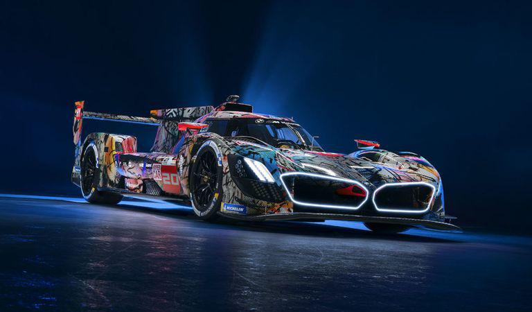 Extrem și exotic: tratare grafică „BMW Art Car” pentru un BMW M Hybrid V8, automobil competițional de tip Le Mans Series.
