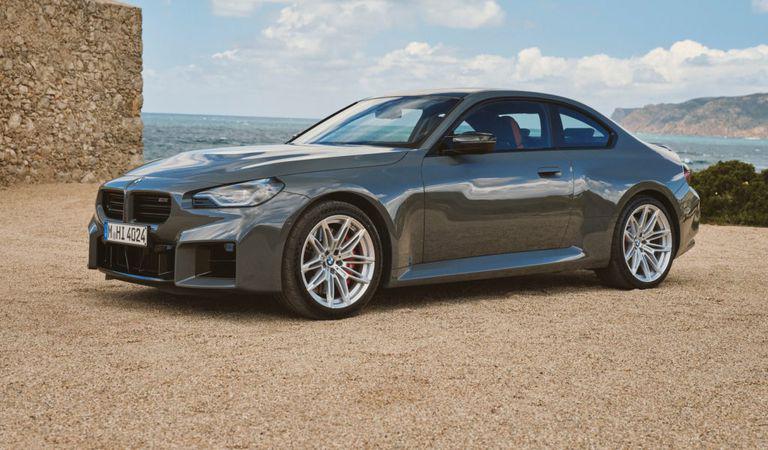 Aceeași denumire, cu câte ceva în plus: BMW M2 ridică nivelul performanțelor, al tehnologiei și al rafinamentului conceptual.