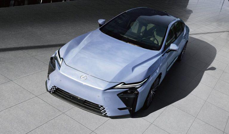 Sub forma unei noi generații, Lexus ES sincronizează seria acestor sedanuri de clasă mare la era electromobilității avansate.