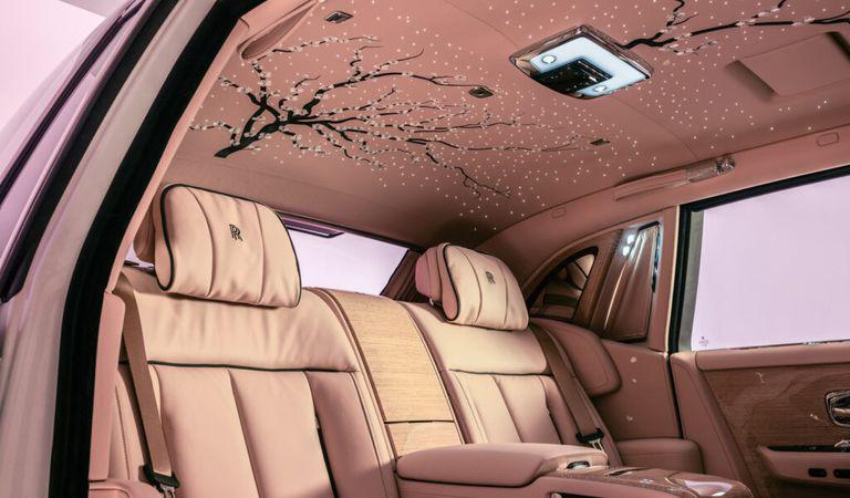 Efemera splendoare a florilor de cireș a inspirat exemplarul Rolls-Royce Phantom Cherry Blossom, o comandă irepetabilă.