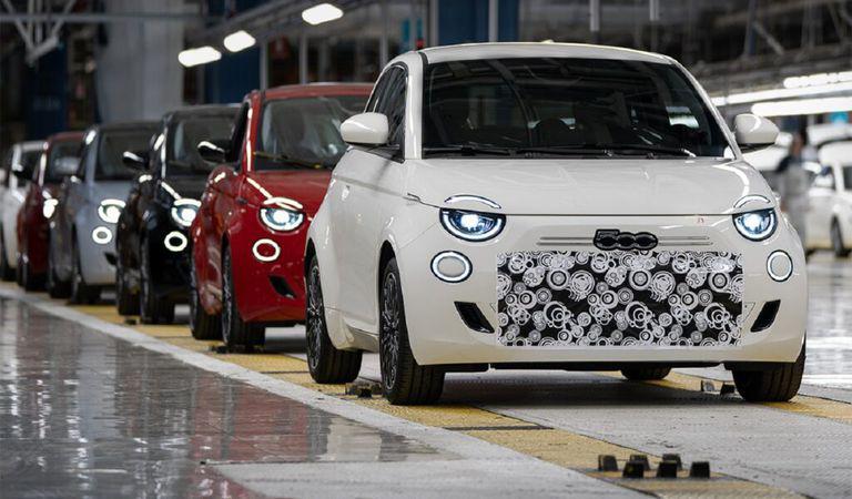 Industrializarea lui Fiat 500 Hybrid, cel mai avansat model din istoria seriei, a ajuns la startul asamblării în uzina Mirafiori