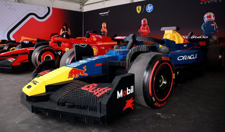 La FORMULA 1 MIAMI GRAND PRIX 2025, Grupul LEGO și Formula 1® prezintă 10 mașini LEGO® complet funcționale, conduse de piloții de F1
