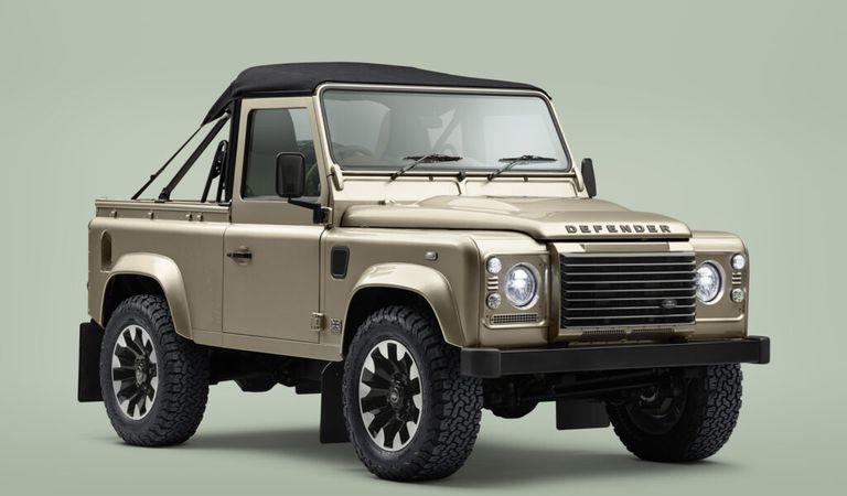 Renaștere cu stil: Land Rover Defender Classic V8 Soft Top readuce în atenția publicului o referință 4×4 a lumii auto.