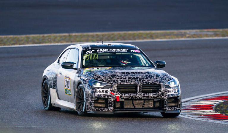 Dispui de resursele necesare și nu știi cu ce mașină să-ți începi cariera competițională? Ți se pregătește un BMW M2 Racing…
