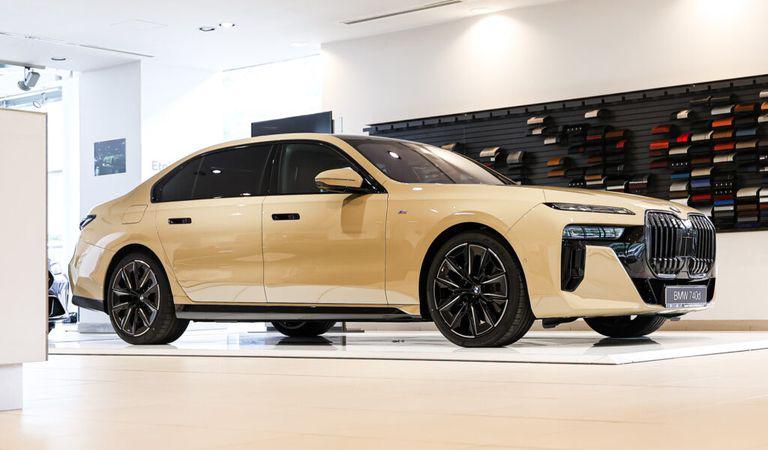 Noua nuanță cu inspirație solară adăugată la oferta top-modelelor BMW Seria 7, prezentată în premieră absolută în România