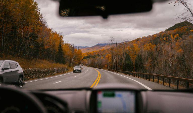 (P) Ghidul complet pentru un road trip de toamnă reușit: cum să îți pregătești mașina