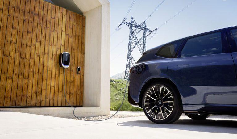 BMW și E.ON lansează prima soluție pentru clienții din Germania, care permite mașinilor electrice să joace un rol activ pe piața de energie