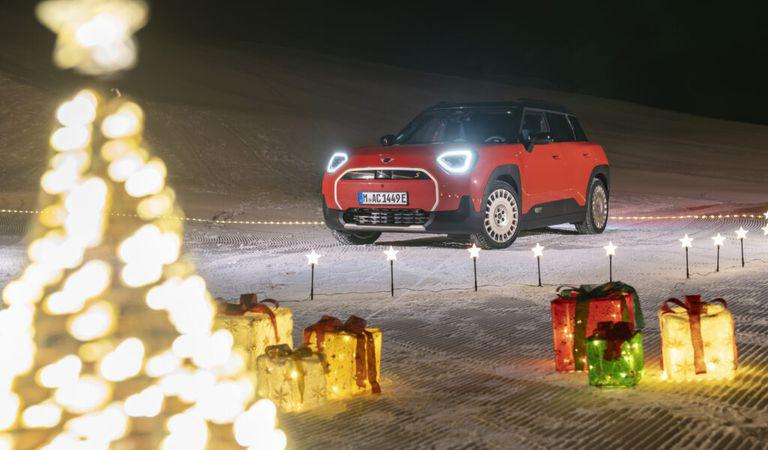 Propuneri haioase de cadouri alături de MINI Aceman. Dacă investiți în așa ceva, n-ar fi o idee rea să păstrați mașina!