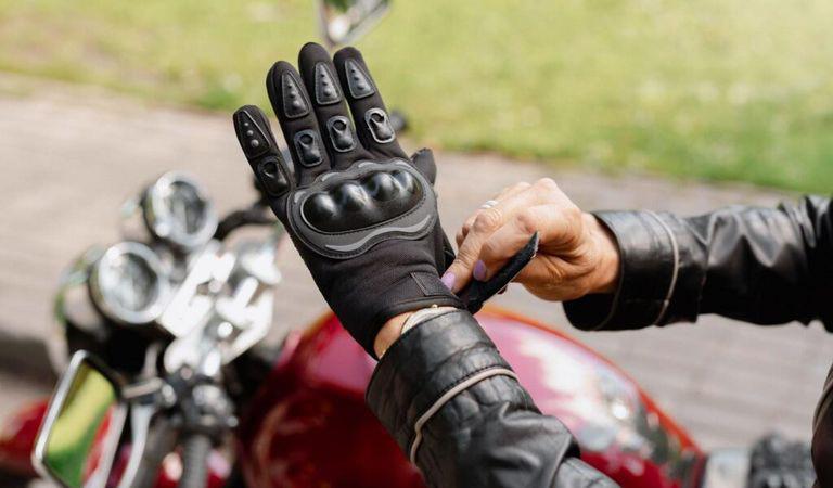 (P) Cum să alegi mănușile potrivite pentru motocicletă și să conduci liniștit în orice sezon