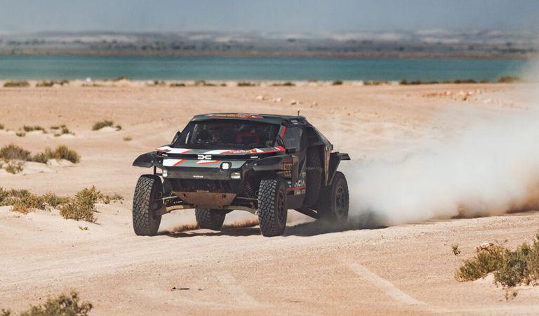 Echipa învingătoare în rally-raidul Dakar poartă o marcă românească: Dacia Sandriders!