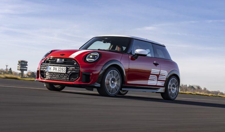 Vehicul ușor, accesibil și bazat pe tehnică nouă – iată filosofia fructificată de MINI inclusiv în raliuri, cu 60 de ani în urmă