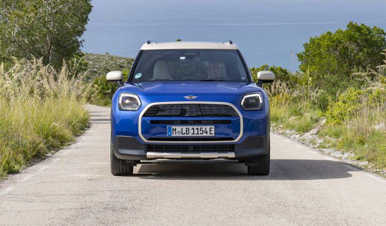 Marca MINI întâmpină primăvara 2026 cu o campanie de împrospătare tehnică, stilistică și a opțiunilor de finanțare
