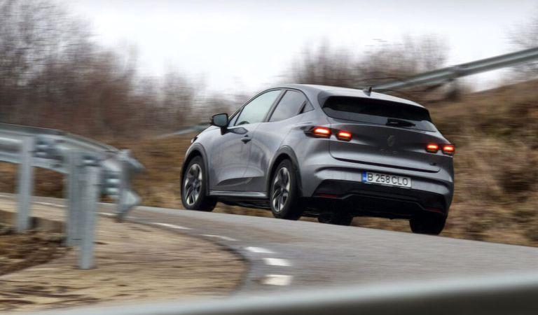 Întorcând pe dos o vorbă de duh, obținem „mai mult înseamnă mai puțin”. Nu pare „de bine”, însă e „de bine” la Renault Clio E-Tech!