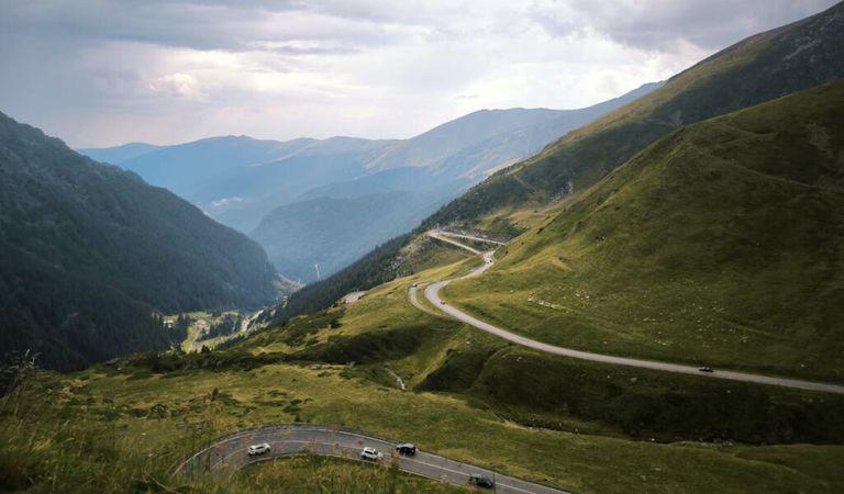 (P) Condusul la altitudine: provocările și realitatea traseelor montane