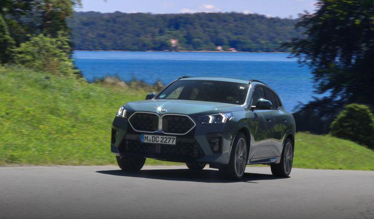 Vara bavareză: albastru deasupra, albastru dedesubt, ape cristaline, aer curat și un automobil de marcă locală