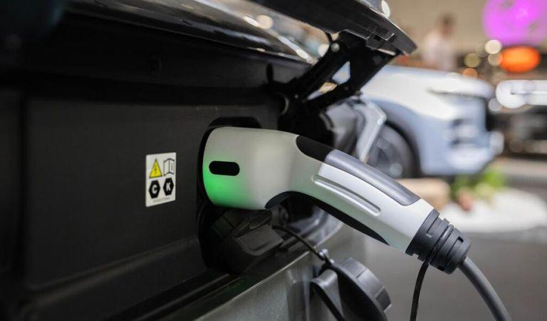 e-DRIVE 2026: până la 30.000 de euro pentru un autoturism electric și finanțări de până la 300.000 de euro pentru IMM-uri