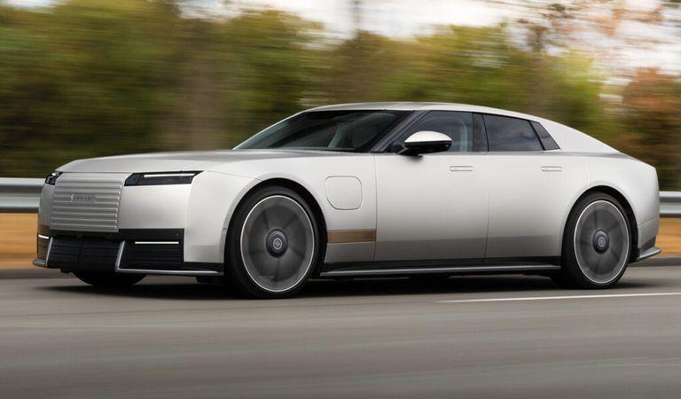 Marca britanică a prezentat coupe-ul cu patru portiere Jaguar Type 01, aceasta fiind forma finală a mașinii