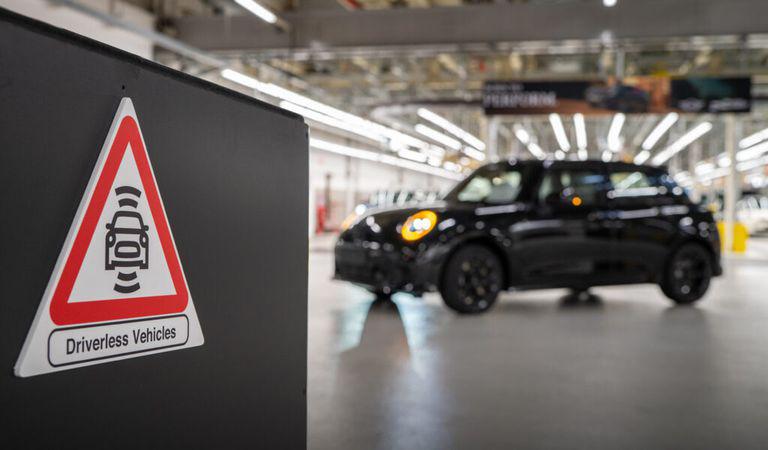 Pe drum nu au cum, dar în fabrică umblă liniștite: MINI și BMW se deplasează fără șofer prin incinta unităților de producție