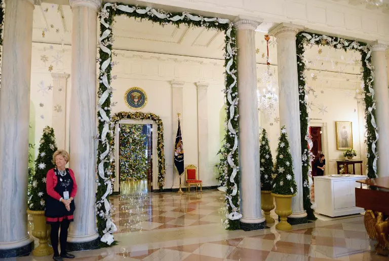 casa-alba-decorata-craciun 8