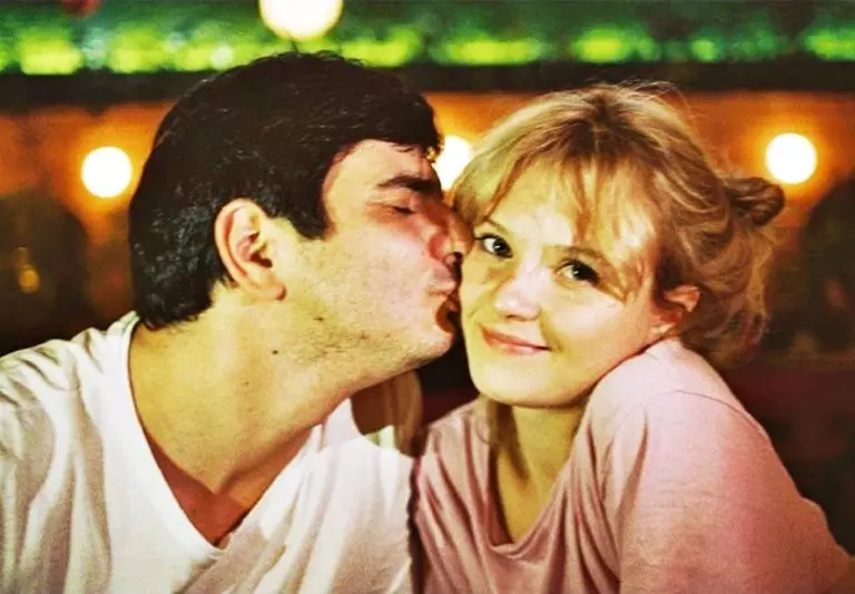 Îl-mai-știi-pe-„rachetzul“-din-Mondenii-Cum-arată-și-cu-ce-se-ocupă-iubita-lui-Alex-Bogdan-768x533