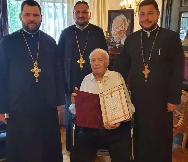 alexandru-arsinel-decorat-cu-ordinul-zcrucea-bucovinei-actorul-a-primit-distinctia-in-scaun-cu-rotile_size24