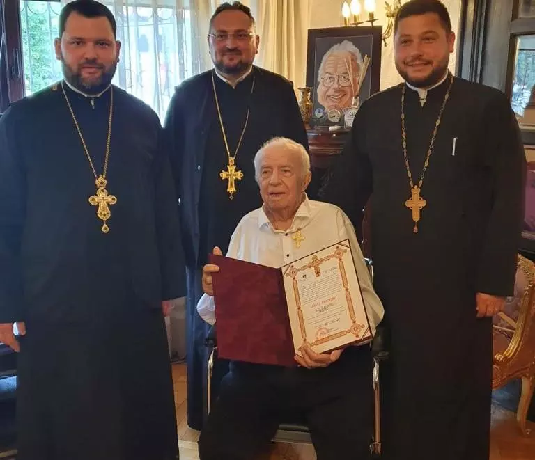 alexandru-arsinel-decorat-cu-ordinul-zcrucea-bucovinei-actorul-a-primit-distinctia-in-scaun-cu-rotile_size24