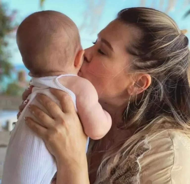 gina-pistol-fiica-josephine-ana-768x747