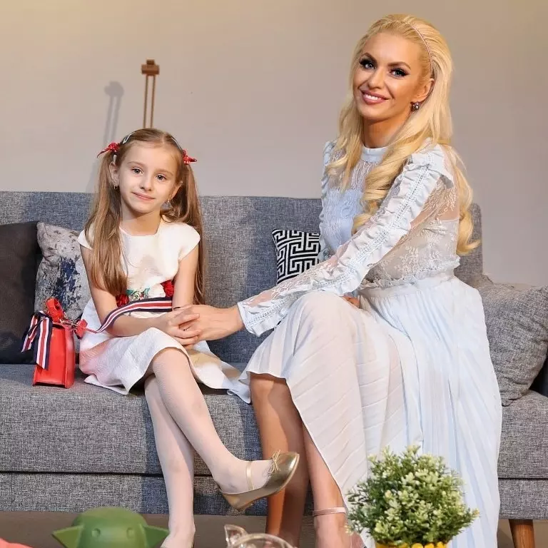 Alina Ionescu si fetita sa