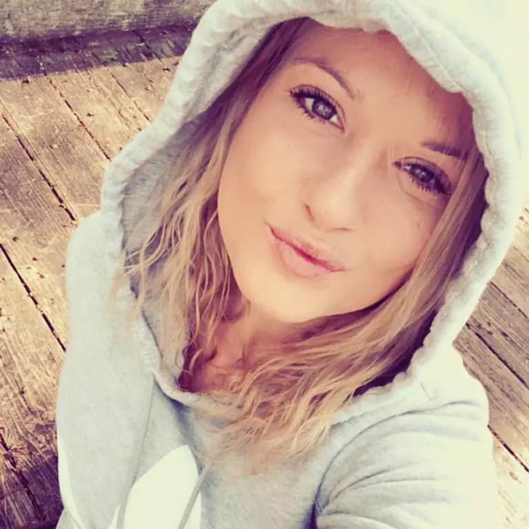 Charlotte-fiica-lui-Ilie-Nastase-si-a-facut-cont-pe-o-platforma-pentru-adulti.-4